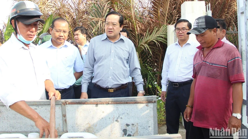 Lãnh đạo tỉnh Long An đi khảo sát tình trạng thiếu nước ngọt trên địa bàn huyện Cần Giuộc, Long An. 