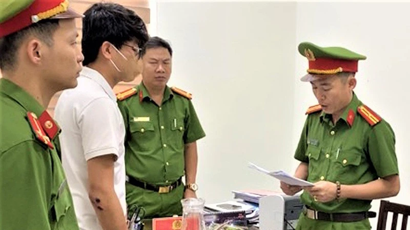 Công an huyện Núi Thành thi hành lệnh bắt tạm giam đối với Nguyễn Đăng Hoài Chung.