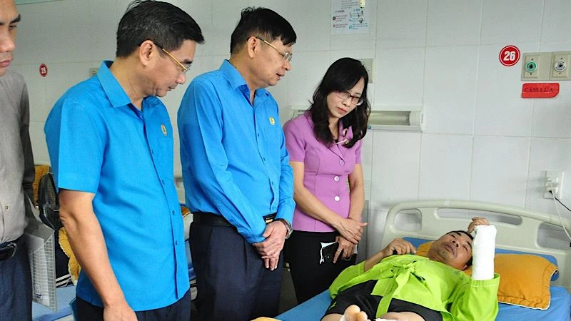 Đoàn công tác thăm hỏi các công nhân tại Bệnh viện đa khoa tỉnh Yên Bái.