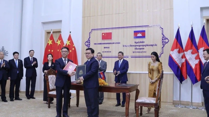 Campuchia và Trung Quốc ký kết các văn bản hợp tác song phương. (Ảnh: Fresh News)