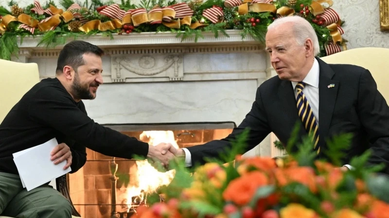 Tổng thống Mỹ Joe Biden (phải) và Tổng thống Ukraine Volodymyr Zelensky trong cuộc gặp tại Nhà Trắng, Washington DC., ngày 12/12/2023. (Ảnh: AFP/TTXVN)