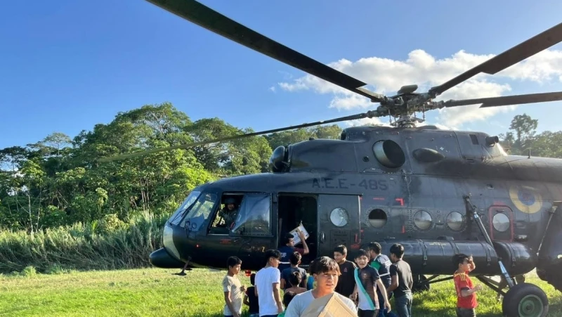 Chiếc trực thăng bị rơi khi chở hàng cứu trợ cho người dân vùng chịu ảnh hưởng của lũ lụt. (Nguồn: Pledge Times)