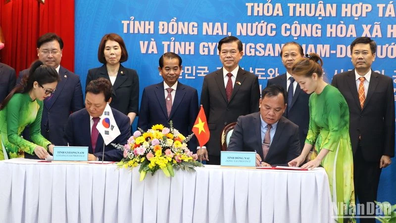 Quyền Chủ tịch Ủy ban nhân dân tỉnh Đồng Nai Võ Tấn Đức và Thống đốc tỉnh Gyeongnam Park Wan Soo đã ký kết bản thỏa thuận hợp tác giữa chính quyền hai bên.