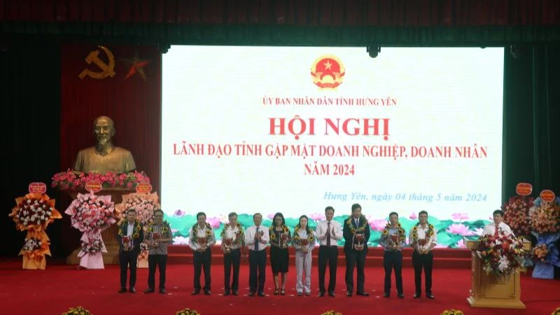 Lãnh đạo tỉnh Hưng Yên tặng cúp lưu niệm cho các doanh nhân tiêu biểu ở tỉnh Hưng Yên.