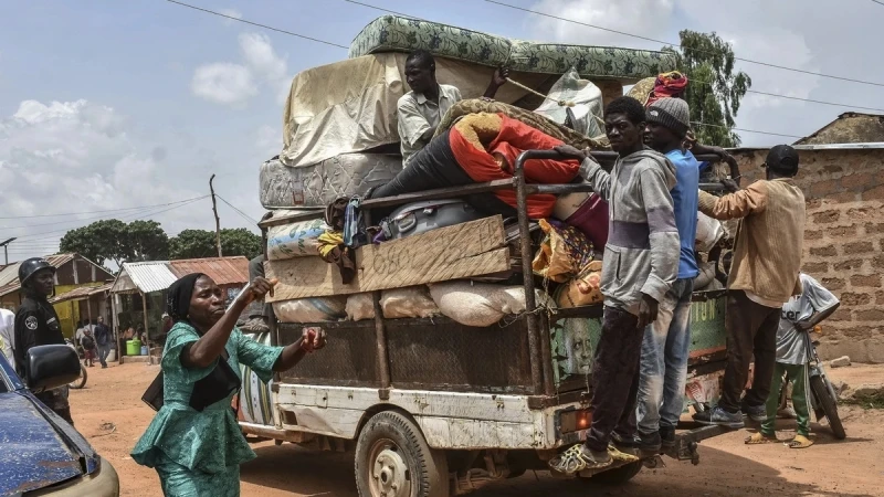 Người dân sơ tán tránh bạo lực tại Nigeria. (Ảnh minh họa: AFP/TTXVN)