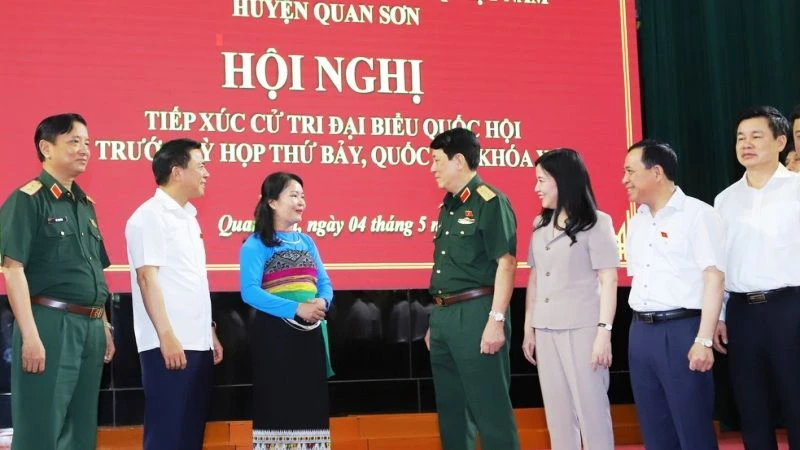 Đại tướng Lương Cường trao đổi với cử tri huyện Quan Sơn.