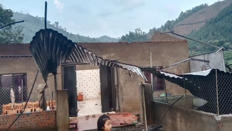 Một nhà dân ở huyện Văn Bàn (Lào Cai) bị tốc mái và gãy đổ vì dông lốc hồi tháng 4/2024.