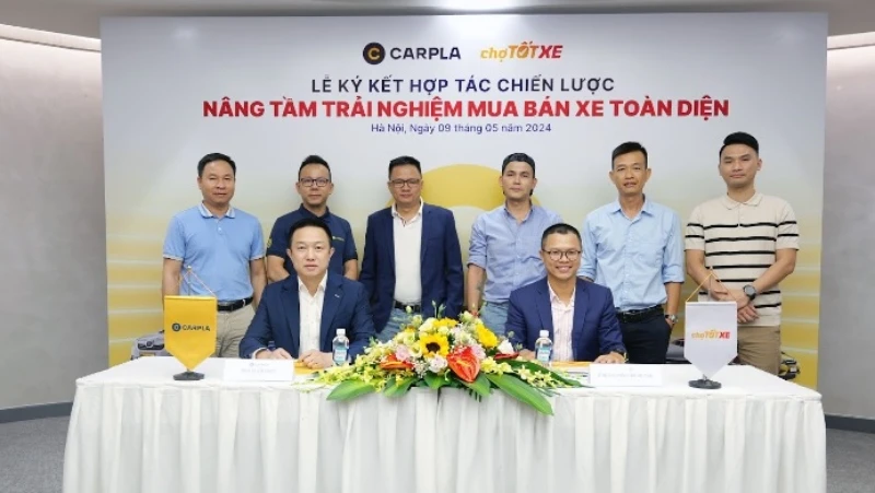 Ông Lê Vũ Long, Tổng giám đốc Carpla (hàng trên, bên trái) và ông Nguyễn Trọng Tấn, Tổng giám đốc Chợ Tốt (hàng trên, bên phải) đại diện hai doanh nghiệp ký kết hợp tác chiến lược.