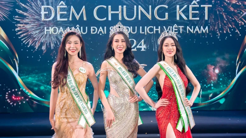 Các thí sinh đoạt giải trong cuộc thi chung kết Hoa hậu Đại sứ Du lịch Việt Nam.