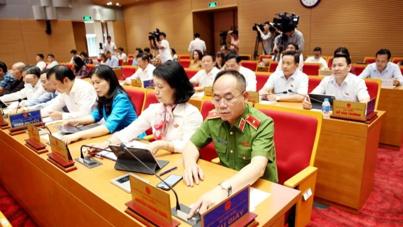 Các đại biểu Hội đồng nhân dân thành phố Hà Nội biểu quyết tại kỳ họp thứ 16.