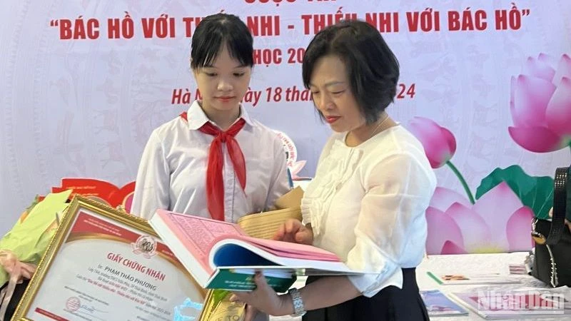 Cô Hiệu trưởng Trường trung học cơ sở Trần Phú (thành phố Thái Bình) chia vui với em Phạm Thảo Phương.