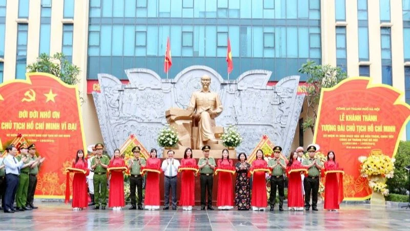 Khánh thành tượng đài Chủ tịch Hồ Chí Minh đặt tại trụ sở Công an thành phố Hà Nội.