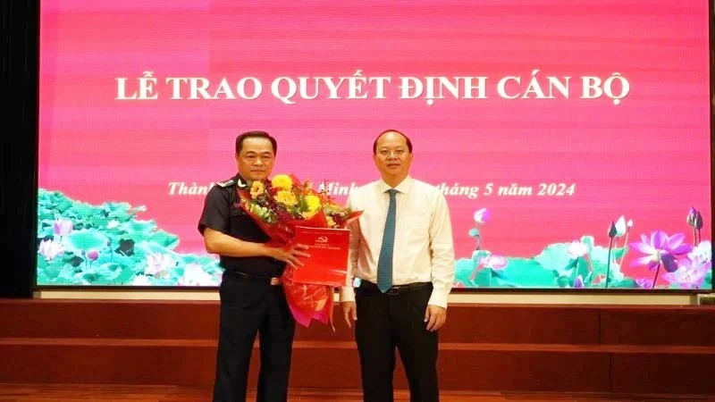 Phó Bí thư thường trực Thành ủy Thành phố Hồ Chí Minh Nguyễn Hồ Hải trao Quyết định cho Cục trưởng Cục Hải quan Thành phố Hồ Chí Minh Nguyễn Hoàng Tuấn.