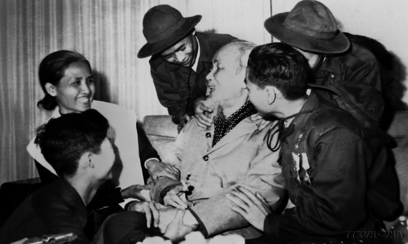 Chủ tịch Hồ Chí Minh với các Anh hùng, Dũng sĩ diệt Mỹ trong Đoàn đại biểu Mặt trận Dân tộc Giải phóng miền nam Việt Nam, tại Phủ Chủ tịch, ngày 28/2/1969. (Ảnh: TTXVN)