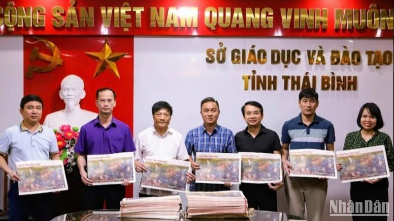 Sở Giáo dục và Đào tạo tỉnh Thái Bình tiếp nhận 300 ấn phẩm tranh panorama Chiến dịch Điện Biên Phủ do Văn phòng đại diện Báo Nhân Dân tại tỉnh Thái Bình trao tặng.
