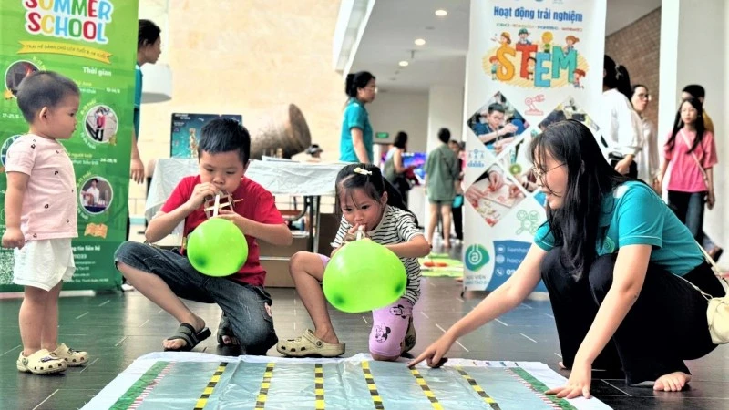 Các bé tham gia trải nghiệm STEM. (Ảnh: Bảo tàng Dân tộc học Việt Nam cung cấp)
