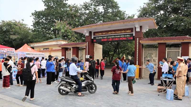 Các thí sinh đến điểm thi Trường trung học phổ thông chuyên Phan Bội Châu từ sáng sớm.