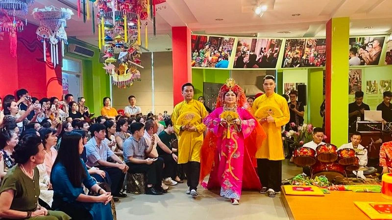 Chương trình trải nghiệm văn hóa tín ngưỡng thờ Mẫu tại Bảo tàng Phụ nữ Việt Nam thu hút sự quan tâm của nhiều đại biểu, du khách. 