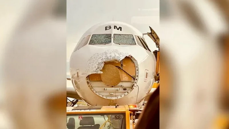 Mặt trước của máy bay hư hỏng nặng nhưng vẫn hạ cánh an toàn. (Nguồn: Fox News)