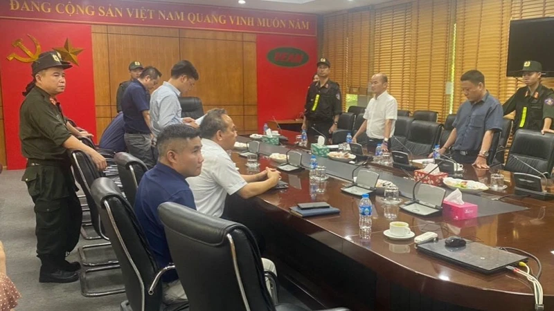 Thực hiện Lệnh bắt tạm giam Tổng Giám đốc Tổng công ty Máy động lực và máy nông nghiệp Việt Nam.