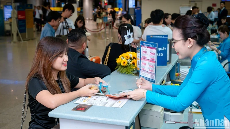 Hành khách làm thủ tục lên chuyến bay từ Thành phố Hồ Chí Minh đi Manila.