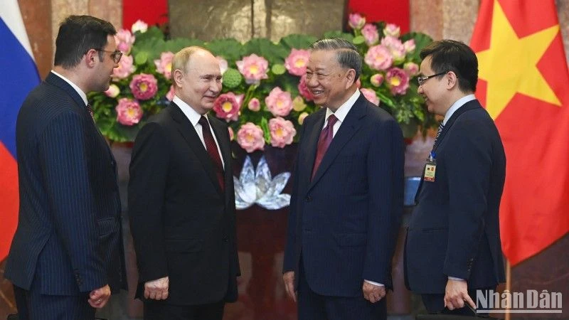 Chủ tịch nước Tô Lâm và Tổng thống Liên bang Nga Vladimir Putin trao đổi trước buổi hội đàm.