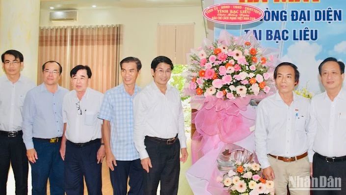 Các đồng chí lãnh đạo Thường trực Tỉnh ủy và Ủy ban nhân dân tỉnh Bạc Liêu đến thăm và chúc mừng Văn phòng đại diện Báo Nhân Dân tại Bạc Liêu, nhân kỷ niệm 99 năm Ngày Báo chí cách mạng Việt Nam.