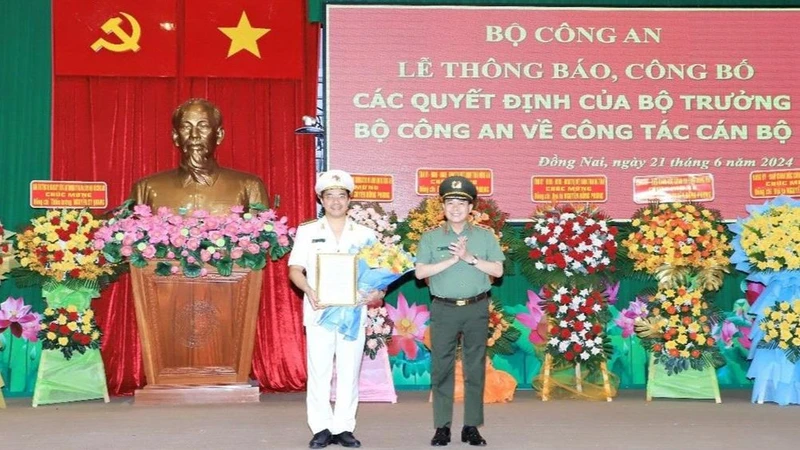 Thứ trưởng Lê Quốc Hùng trao quyết định và tặng hoa chúc mừng tân Giám đốc Công an tỉnh Đồng Nai Nguyễn Hồng Phong. (Ảnh: Công an tỉnh Đồng Nai cung cấp)