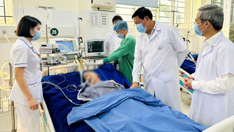 Kiểm tra công tác chăm sóc, điều trị cho người bệnh tại Bệnh viện đa khoa tỉnh Sơn La. (Ảnh: QUANG MINH)