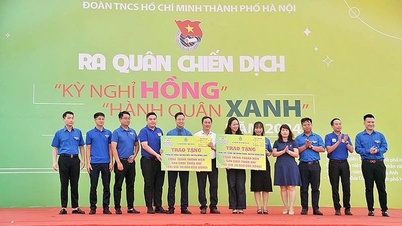 Ban tổ chức trao các công trình thanh niên tặng người dân, thanh thiếu nhi trên địa bàn huyện Đông Anh (Hà Nội) trong khuôn khổ buổi lễ.