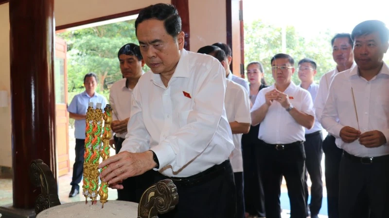 Chủ tịch Quốc hội Trần Thanh Mẫn dâng hương, dâng hoa tại khu Di tích Quốc gia đặc biệt Bộ Chỉ huy miền Tà Thiết. (Ảnh: Nhật Bình/TTXVN)
