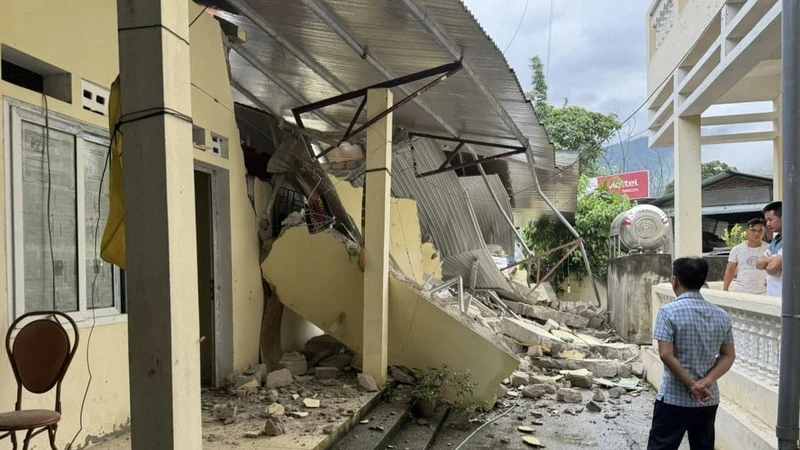 4 phòng lưu trú công vụ của Trạm Y tế xã Nậm Ban bị dập do sạt lở đất.