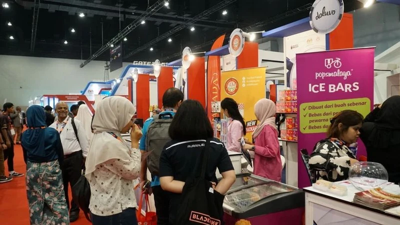 Các gian hàng thực phẩm tại Triển lãm Halal quốc tế 2023 của Malaysia. (Ảnh: Hằng Linh/TTXVN)