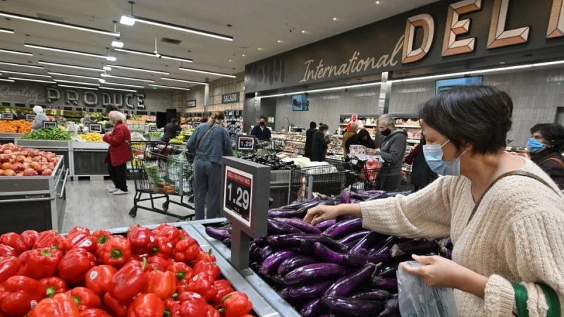 Người dân mua sắm tại siêu thị ở Glendale, California, Mỹ. (Ảnh: AFP/TTXVN)