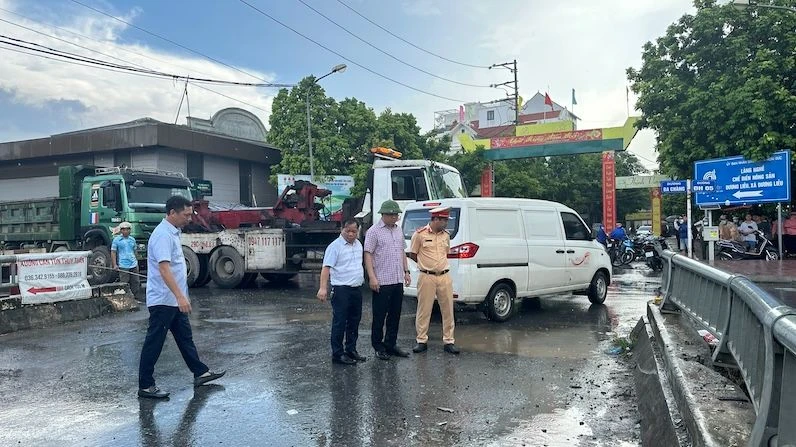 Phó Chủ tịch Chuyên trách Ủy ban An toàn giao thông quốc gia Lê Kim Thành trực tiếp tới hiện trường vụ tai nạn. 