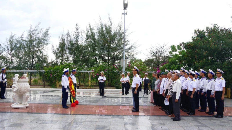 Cán bộ, chiến sĩ Trung đoàn 451 và các thương, bệnh binh dâng hương tại Đài tưởng niệm Liệt sĩ tù chính trị bán đảo Cam Ranh.