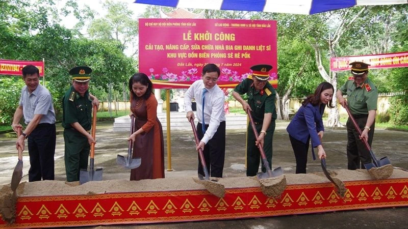 Đồng chí Nguyễn Đình Trung, Ủy viên Trung ương Đảng, Bí thư Tỉnh ủy Đắk Lắk (người đứng giữa) và đại diện các đơn vị thực hiện nghi thức khởi công cải tạo, nâng cấp, sửa chữa Nhà bia.