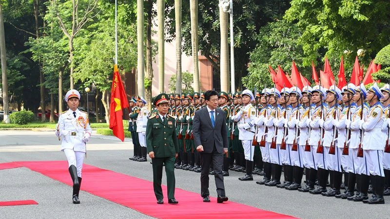 Bộ trưởng Kihara Minoru và Bộ trưởng Phan Văn Giang duyệt Đội Danh dự Quân đội nhân dân Việt Nam. 