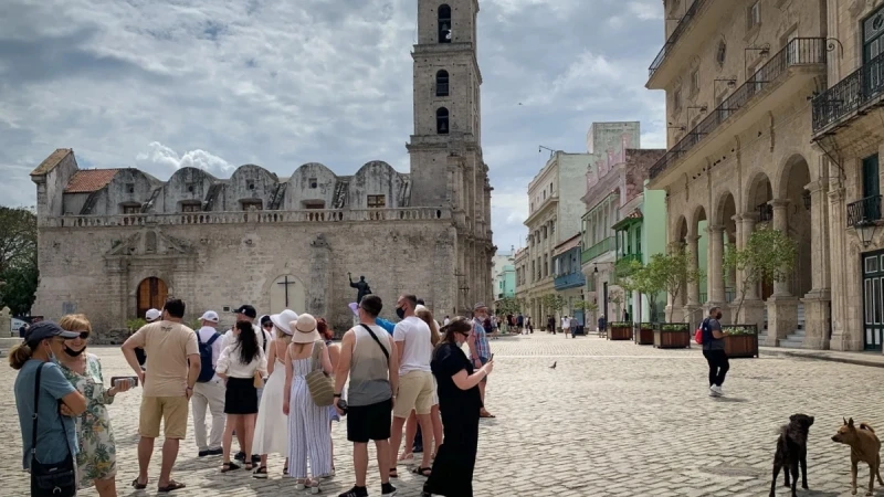 Khách du lịch Nga tham quan thủ đô La Habana, Cuba. (Ảnh: AFP/TTXVN)