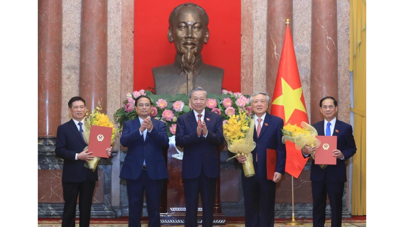 Tổng Bí thư, Chủ tịch nước Tô Lâm trao Quyết định bổ nhiệm, Thủ tướng Phạm Minh Chính tặng hoa chúc mừng các Phó Thủ tướng Nguyễn Hòa Bình, Bùi Thanh Sơn và Hồ Đức Phớc. (Ảnh: Lâm Khánh/TTXVN)