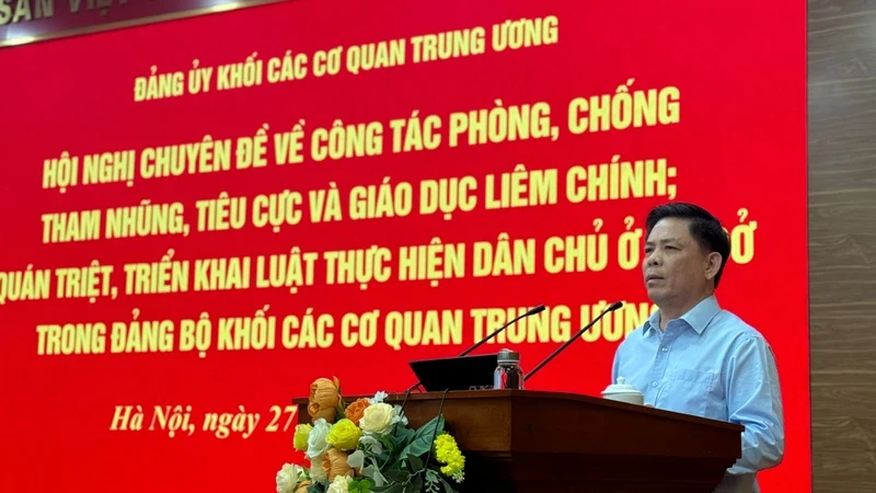 Đồng chí Nguyễn Văn Thể, Ủy viên Trung ương Đảng, Bí thư Đảng ủy Khối phát biểu kết luận Hội nghị.