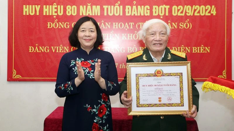 Bí thư Thành uỷ Hà Nội Bùi Thị Minh Hoài trao chứng nhận Huy hiệu 80 tuổi Đảng cho đồng chí Thân Hoạt.