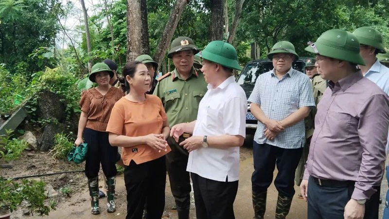 Phó Thủ tướng Chính phủ Hồ Đức Phớc thăm một hộ dân tại tổ 6, thị trấn Đồng Tâm, huyện Chợ Mới. (Ảnh: TUẤN SƠN)