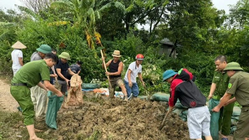 Công an huyện Chương Mỹ đã có mặt tại khu vực ngập úng cùng người dân phòng, chống hạn chế thấp nhất hậu quả do mưa lũ gây ra.