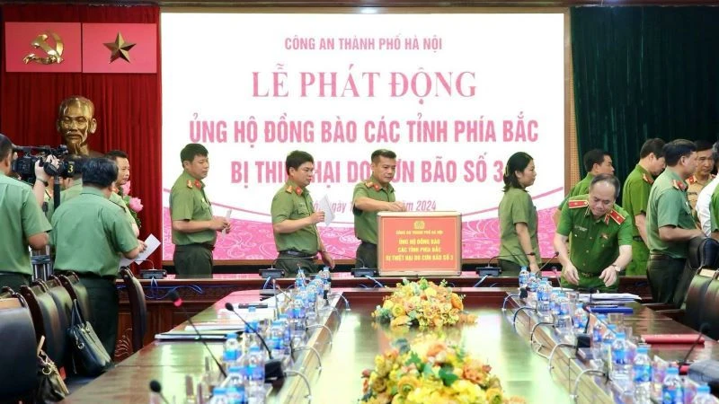 Cán bộ, chiến sĩ Công an thành phố Hà Nội ủng hộ trực tiếp tại lễ phát động.