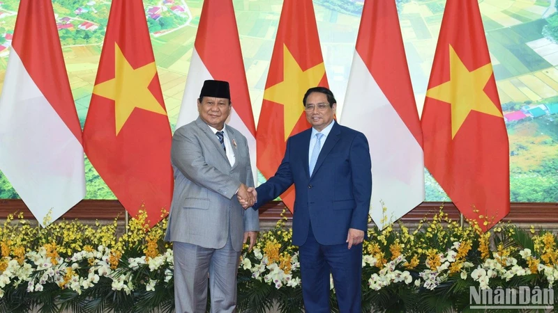 Thủ tướng Phạm Minh Chính và Tổng thống đắc cử Indonesia Prabowo Subianto. (Ảnh: Trần Hải)