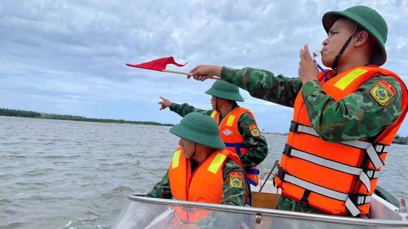 Các Đồn Biên phòng tuyến biển tổ chức các đội, tổ công tác để kêu gọi, hướng dẫn tàu thuyền của ngư dân vào tránh trú bão an toàn.