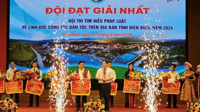 Ông Giàng A Dình, Trưởng Ban Dân tộc tỉnh, Trưởng Ban tổ chức Hội thi trao giải nhất cho đội thi Mường Ảng.