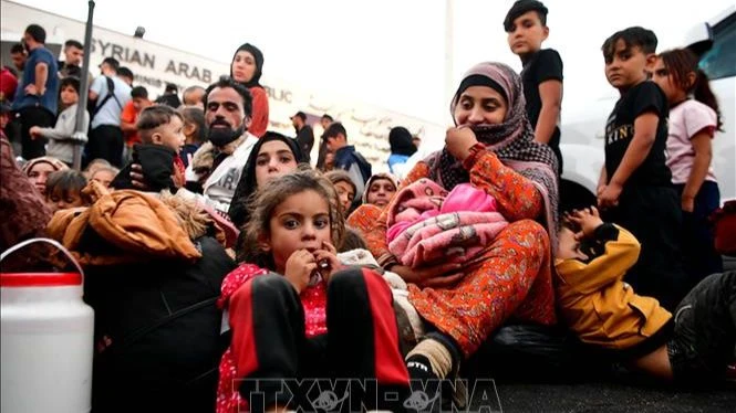 Người dân sơ tán khỏi Liban di chuyển tới cửa khẩu biên giới Jdeidat Yabous với Syria ngày 24/9/2024. (Ảnh: THX/TTXVN)