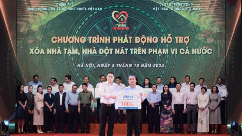 Đại diện Ngân hàng Lộc Phát Việt Nam (LPBank), ông Nguyễn Văn Thùy, Phó Chủ tịch HĐQT trao tặng 100 tỷ đồng cho tỉnh Đắk Lắk thực hiện chương trình xóa nhà tạm, nhà dột nát trên địa bàn.